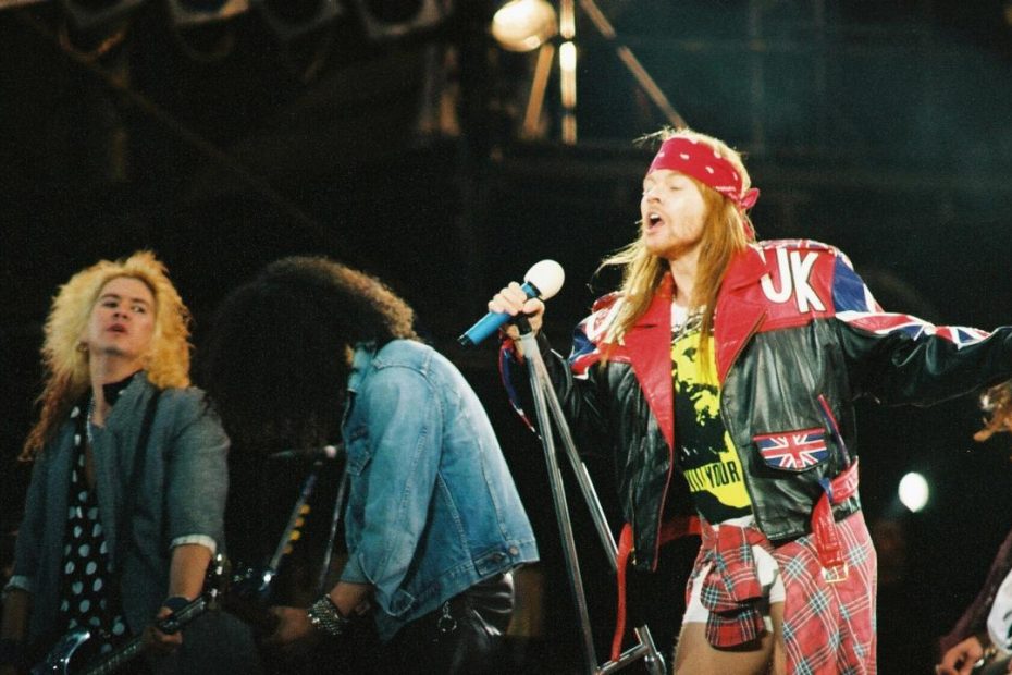 12 Things Axl Rose Actually Wore On Stage During The Use Your Illusion Tour  | Gq